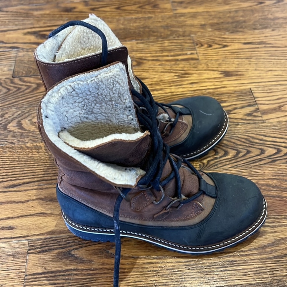 Super durable Dune Winter boots in size 7